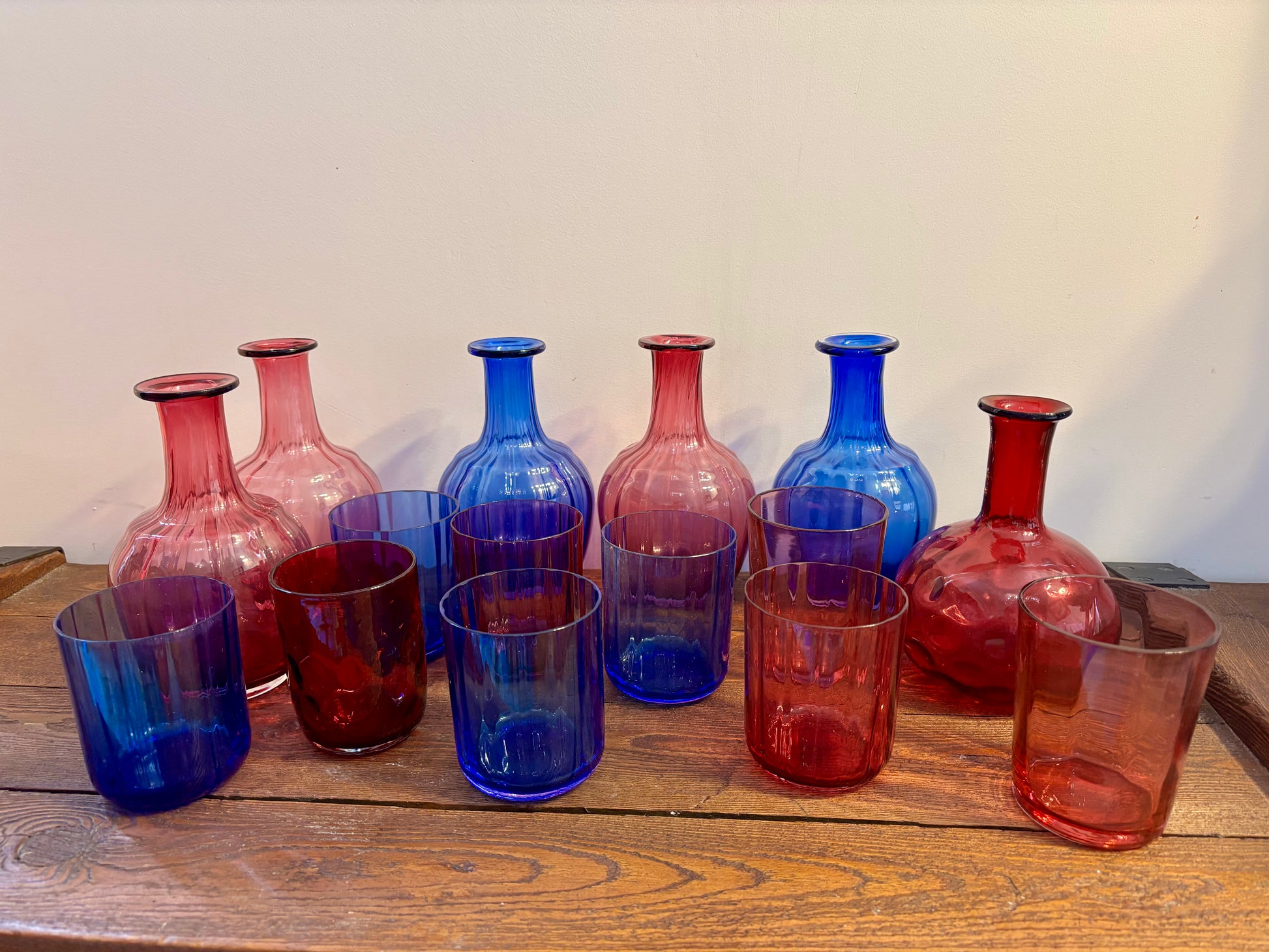 Bouteilles et verres bleu et framboise