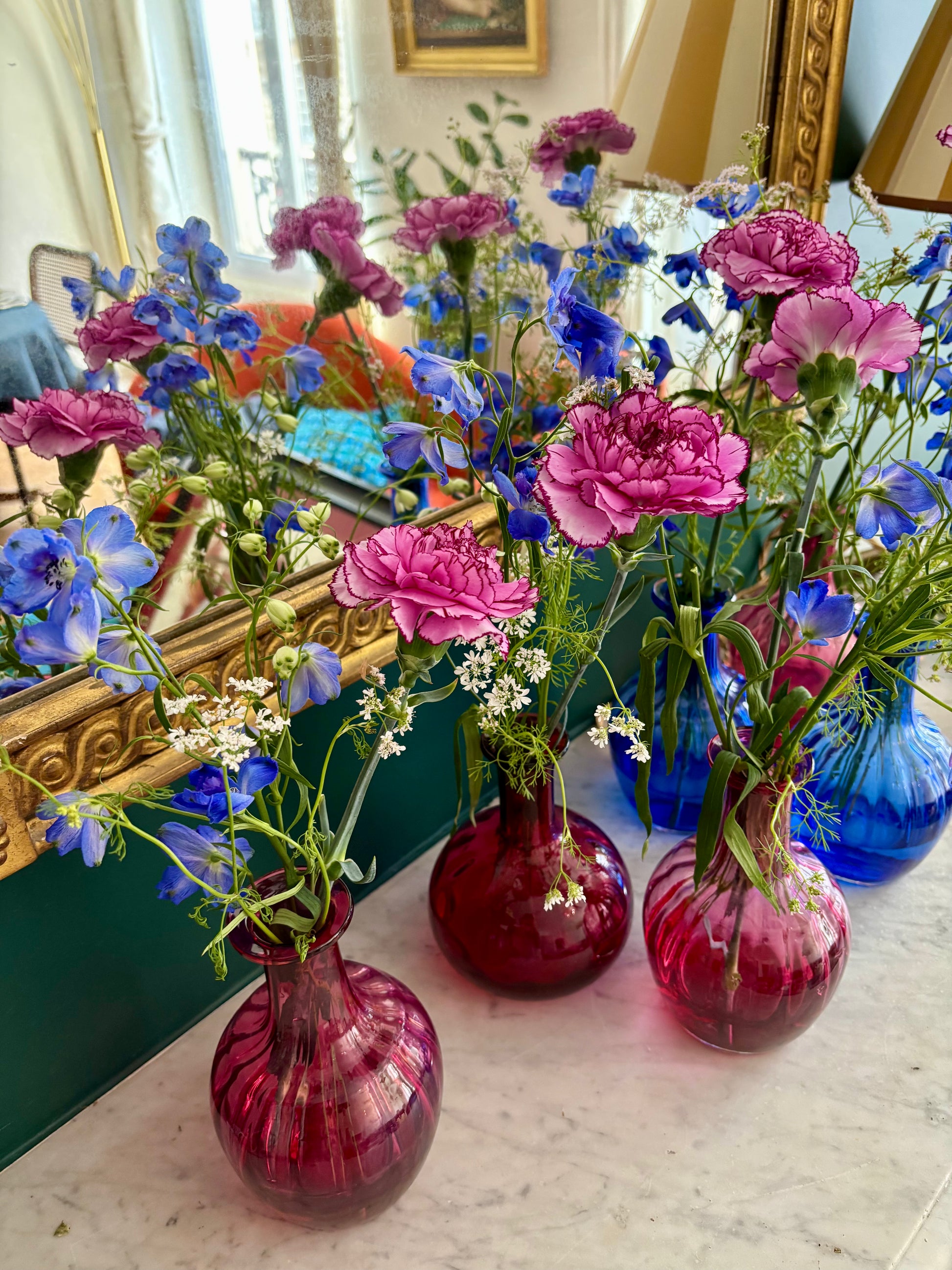 Bouteilles et verres bleu et framboise