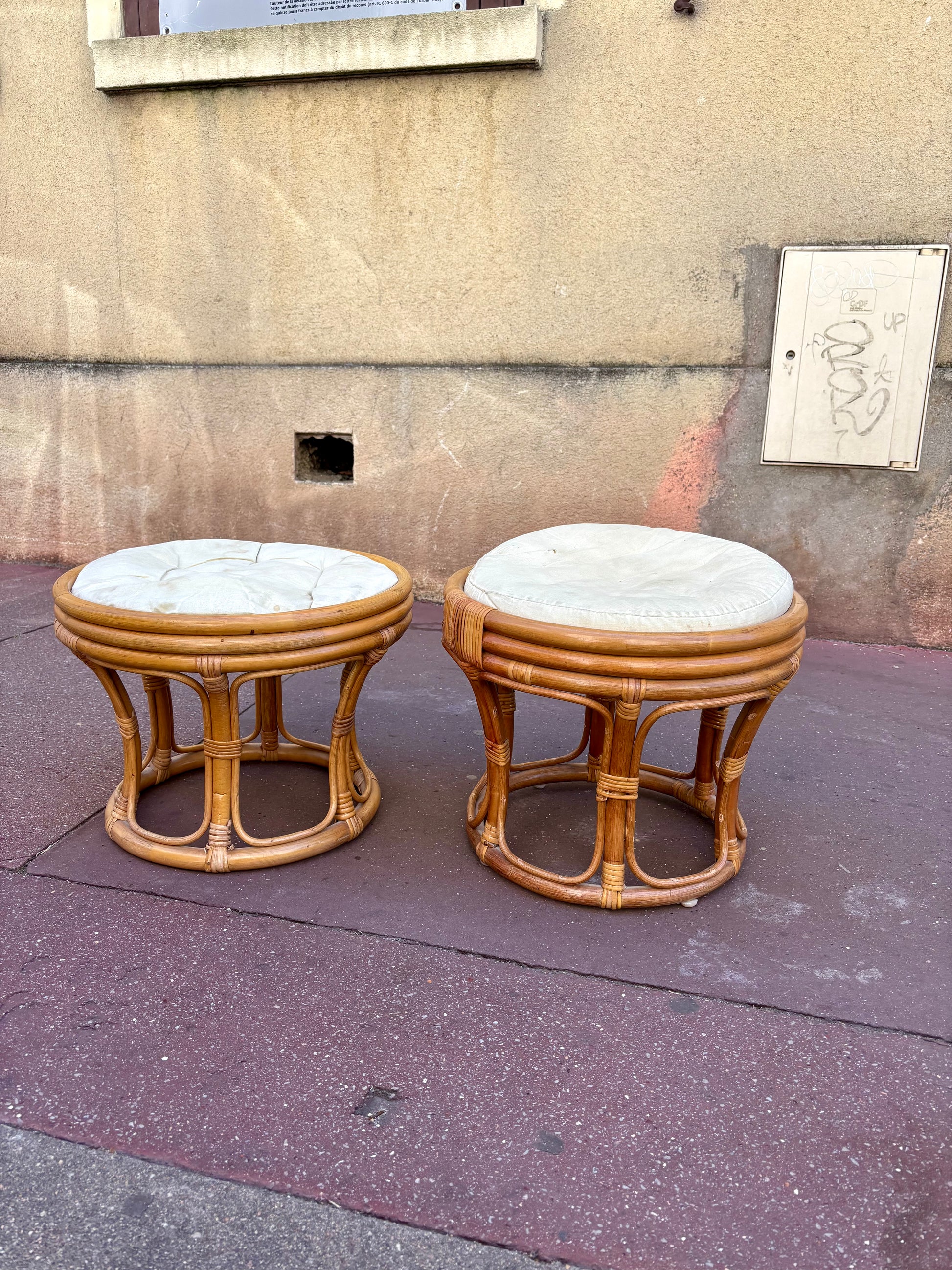 Deux tabourets en rotin