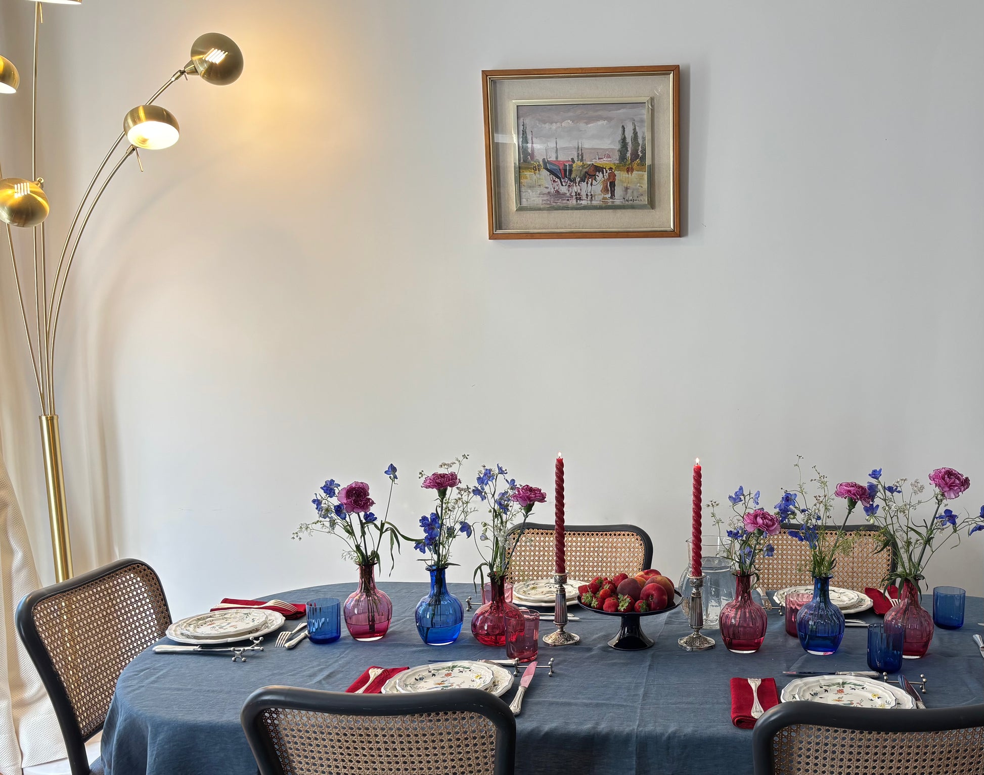 Bouteilles et verres bleu et framboise