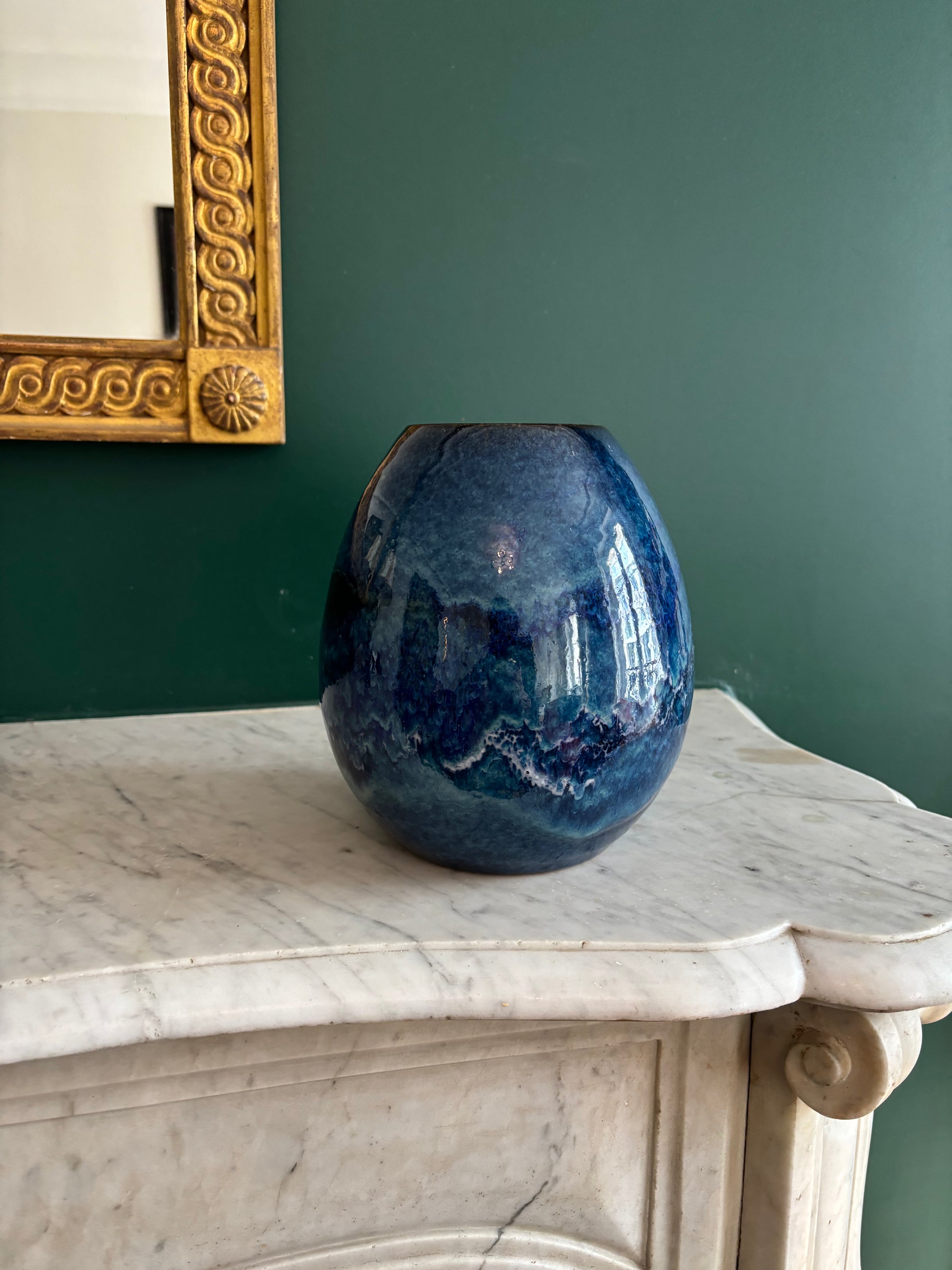 Vase bleu en céramique