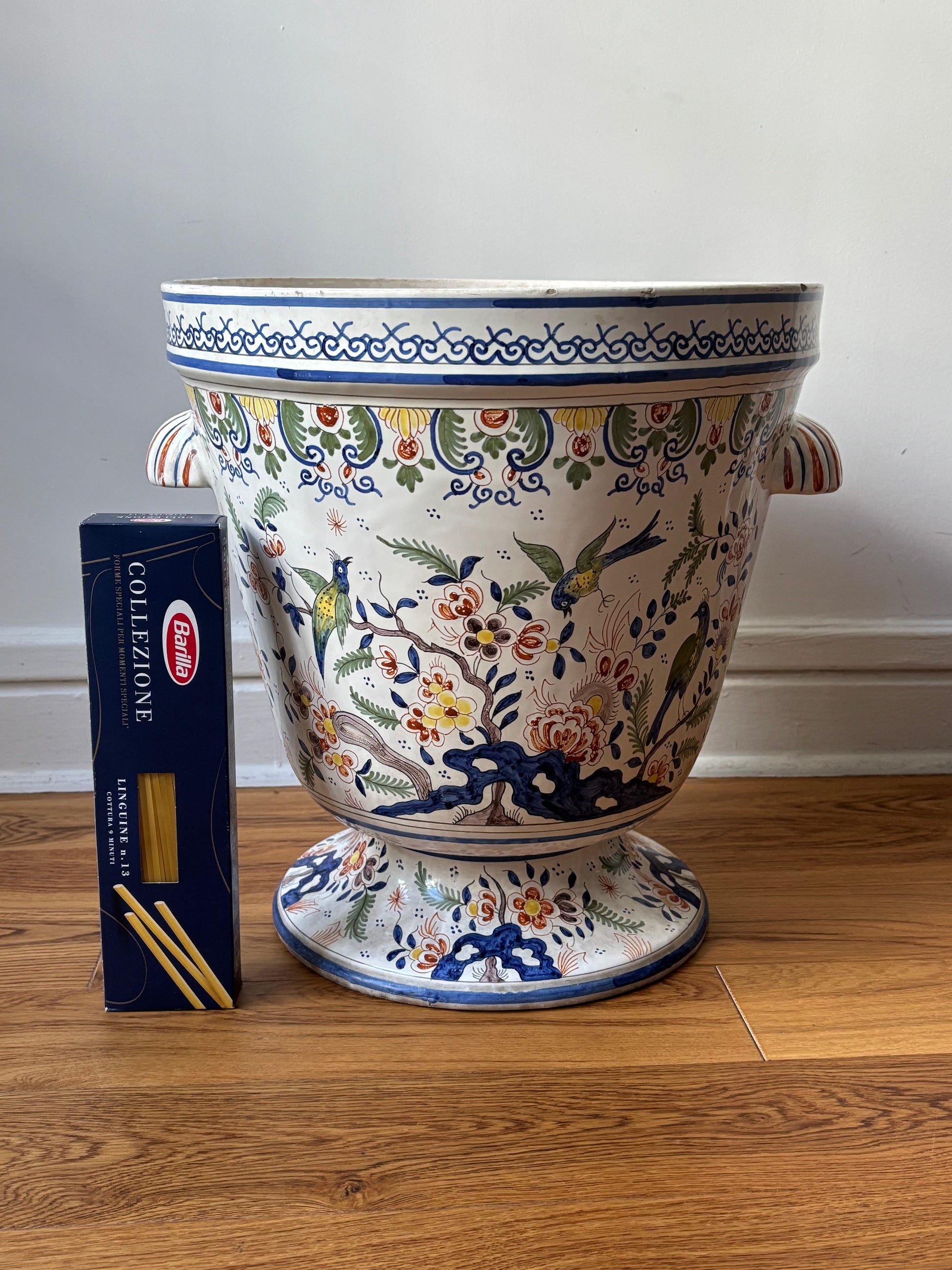 Rouen, Grand pot peint à la main