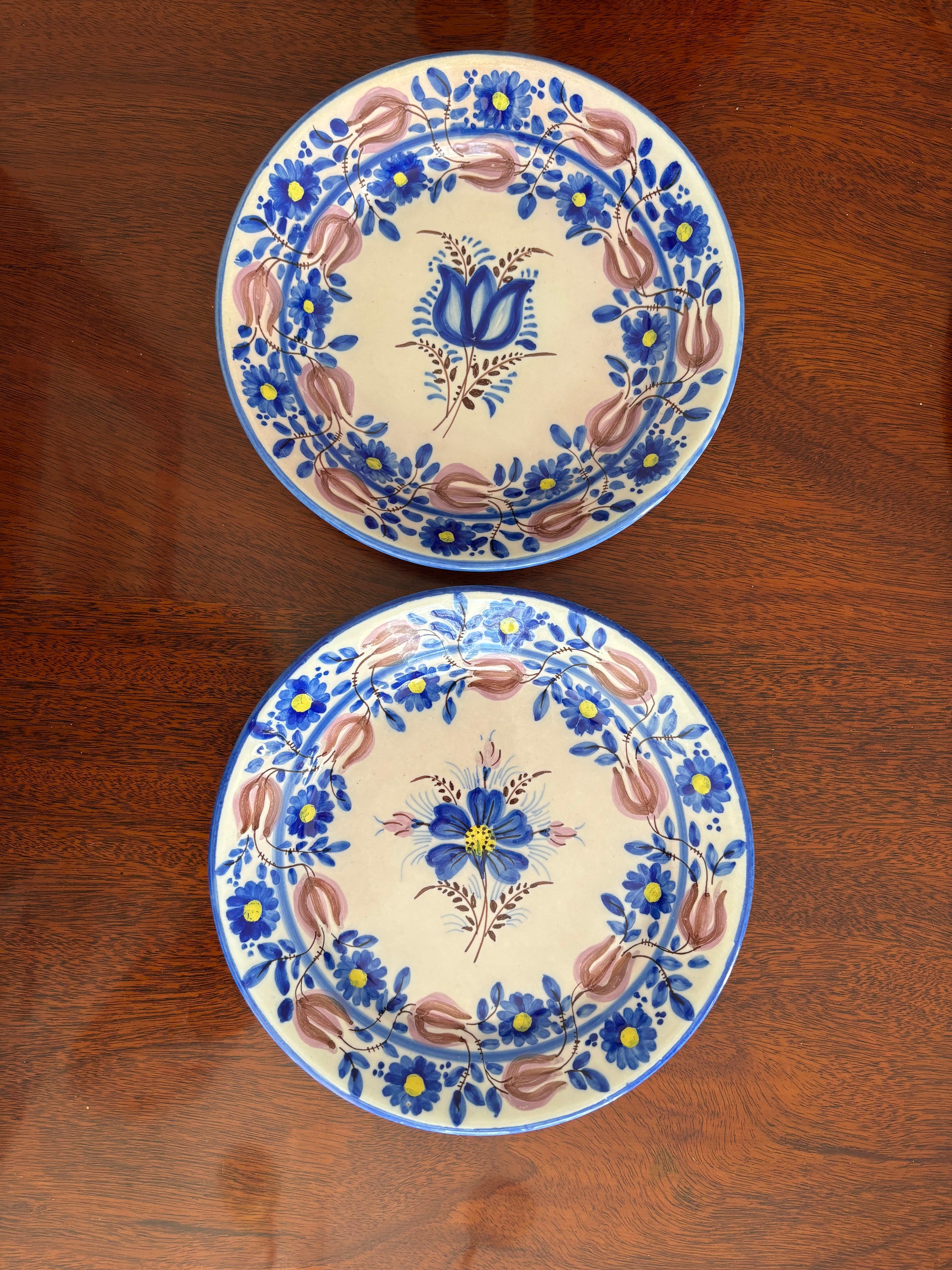Paire d'assiettes peintes à la main