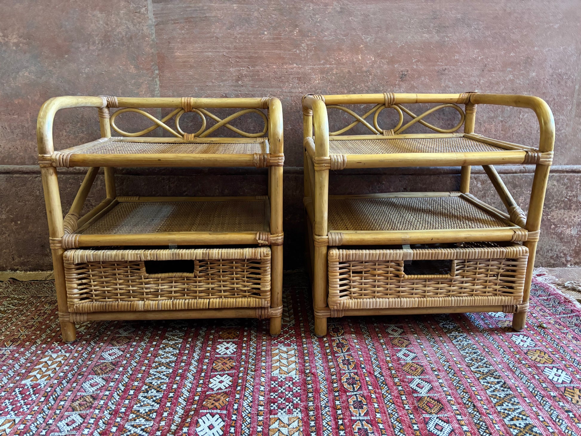 Paire de tables de chevet en rotin