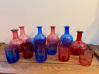 Bouteilles et verres bleu et framboise