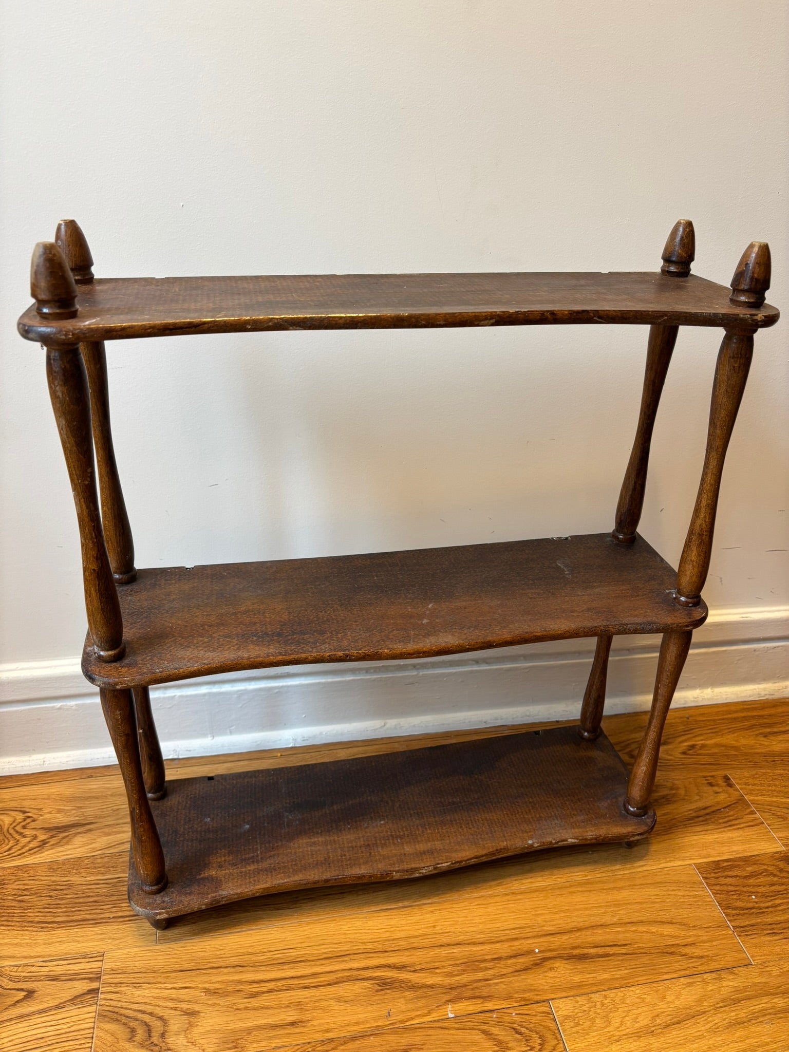 Etagère murale à trois étages
