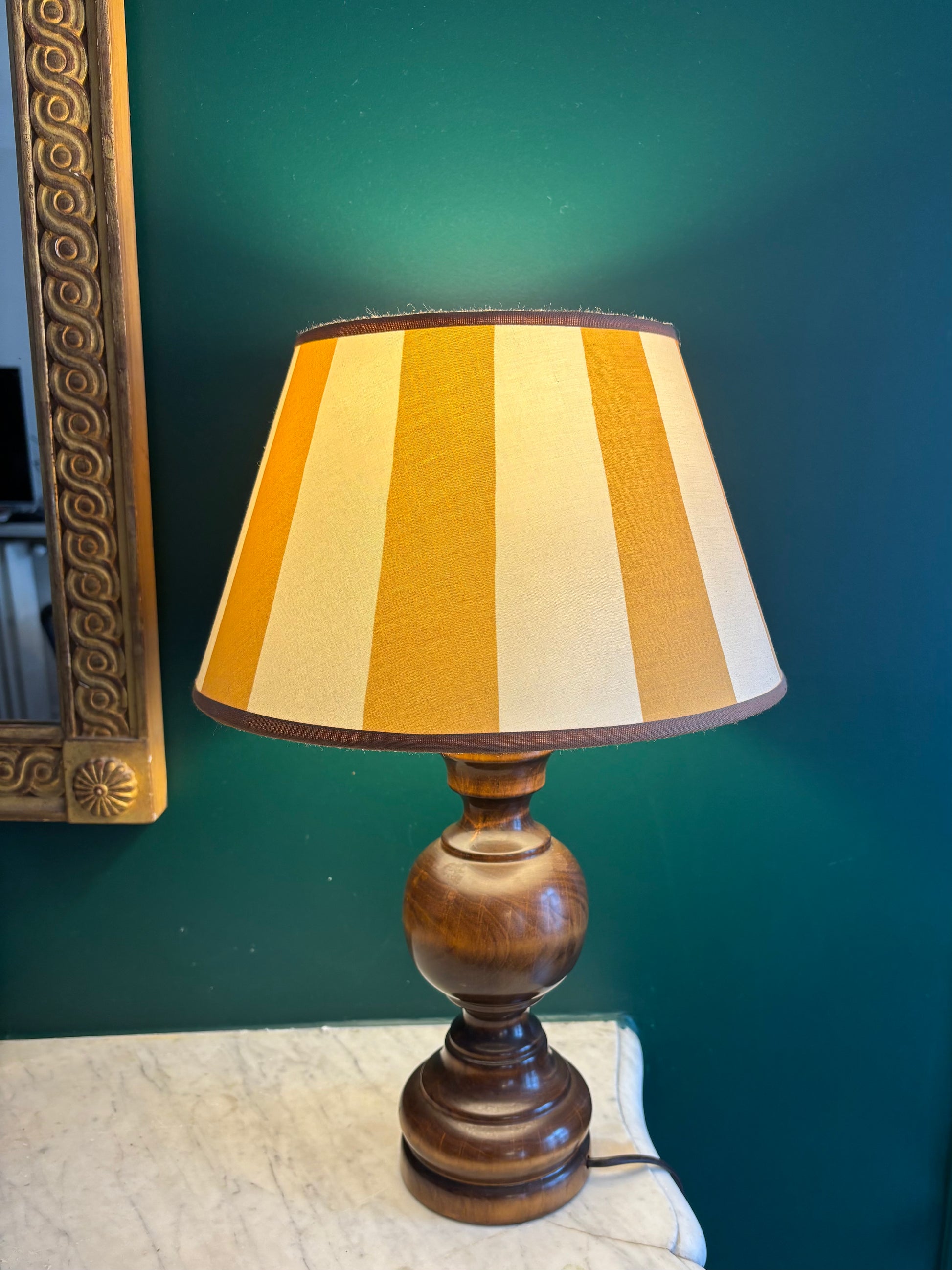Pied de lampe en bois tourné