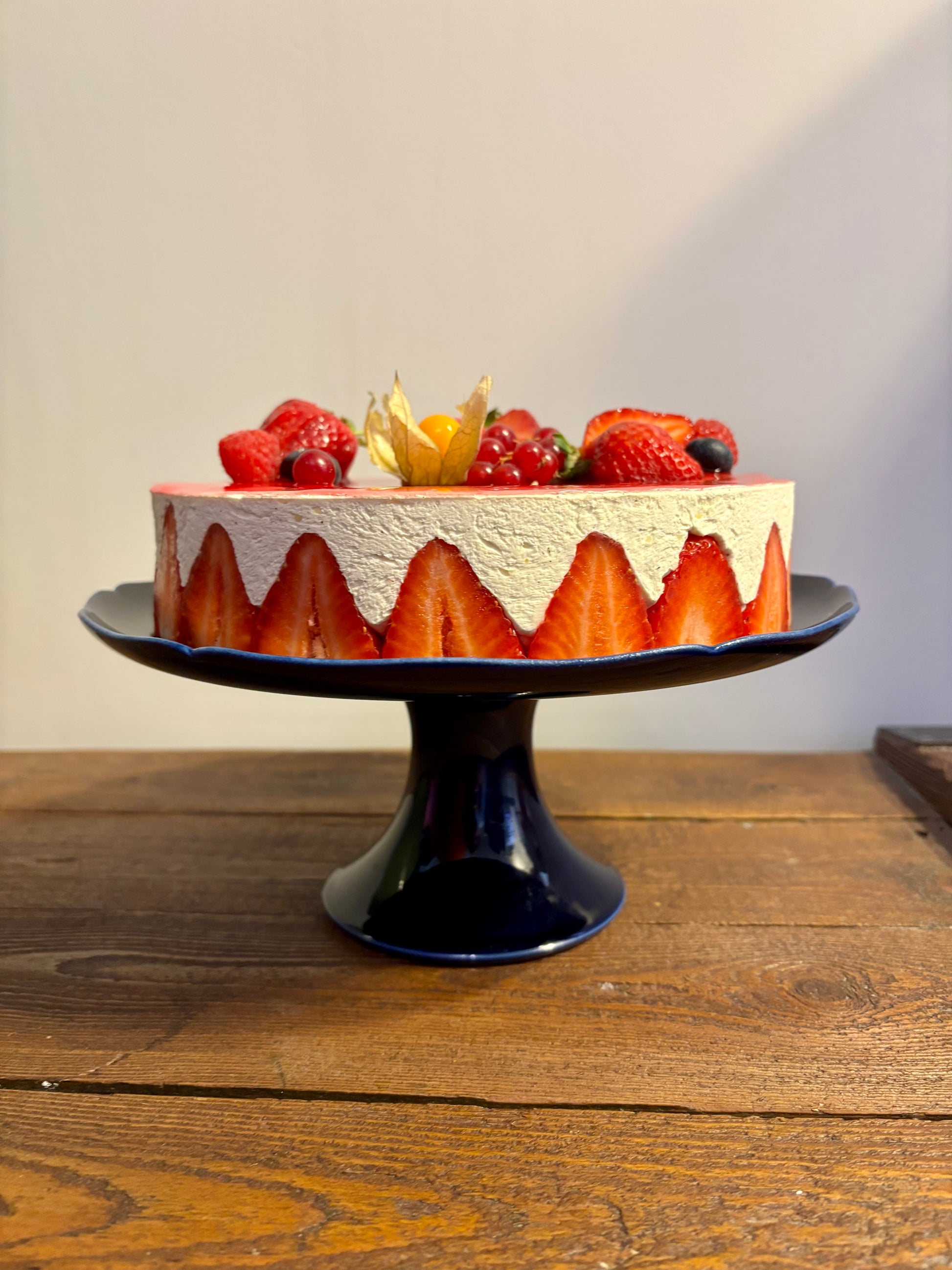 Sèvres, coupe sur piédouche en porcelaine