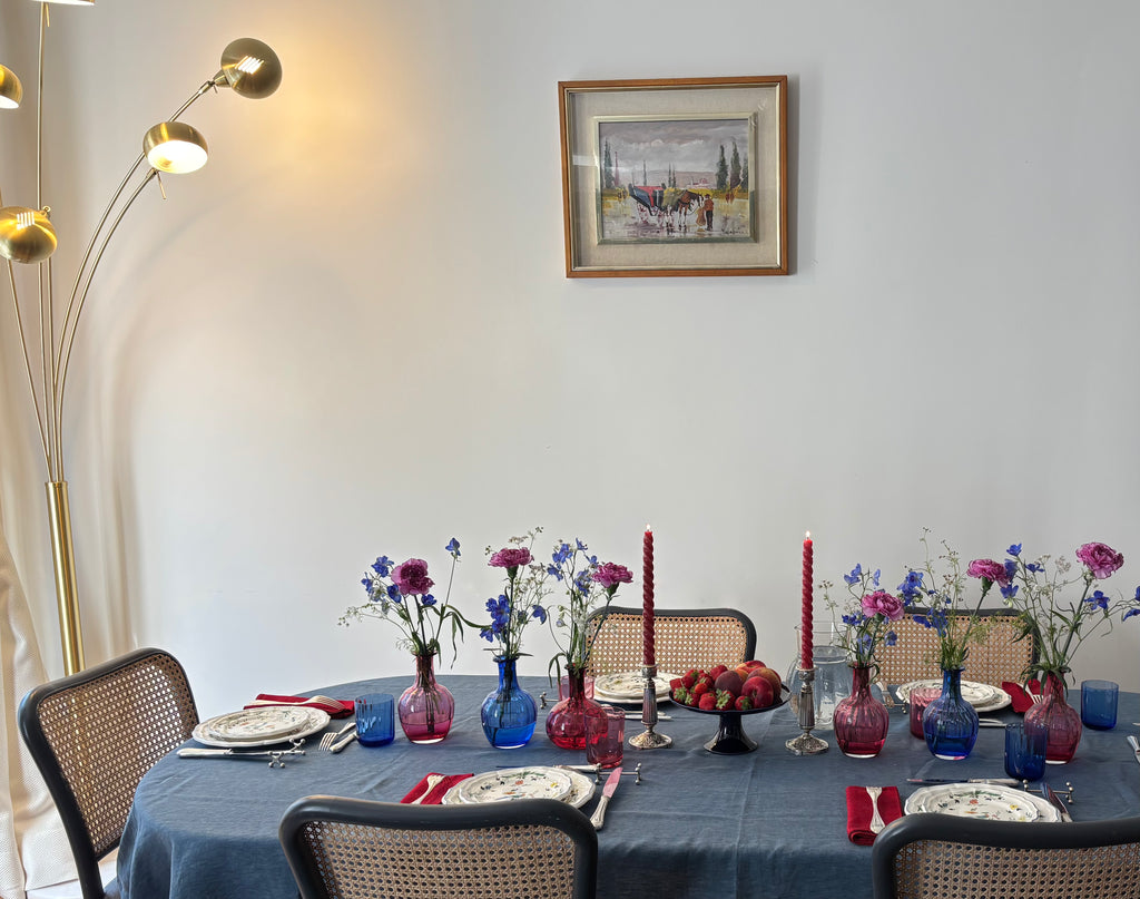 Bouteilles et verres bleu et framboise