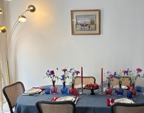 Bouteilles et verres bleu et framboise