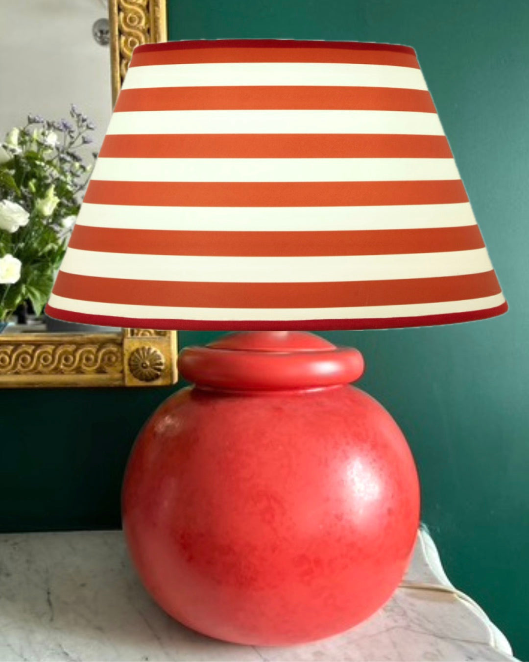 Kostka, Pied de lampe rouge