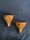 Paire de petites consoles en bois doré