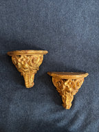 Paire de petites consoles en bois doré