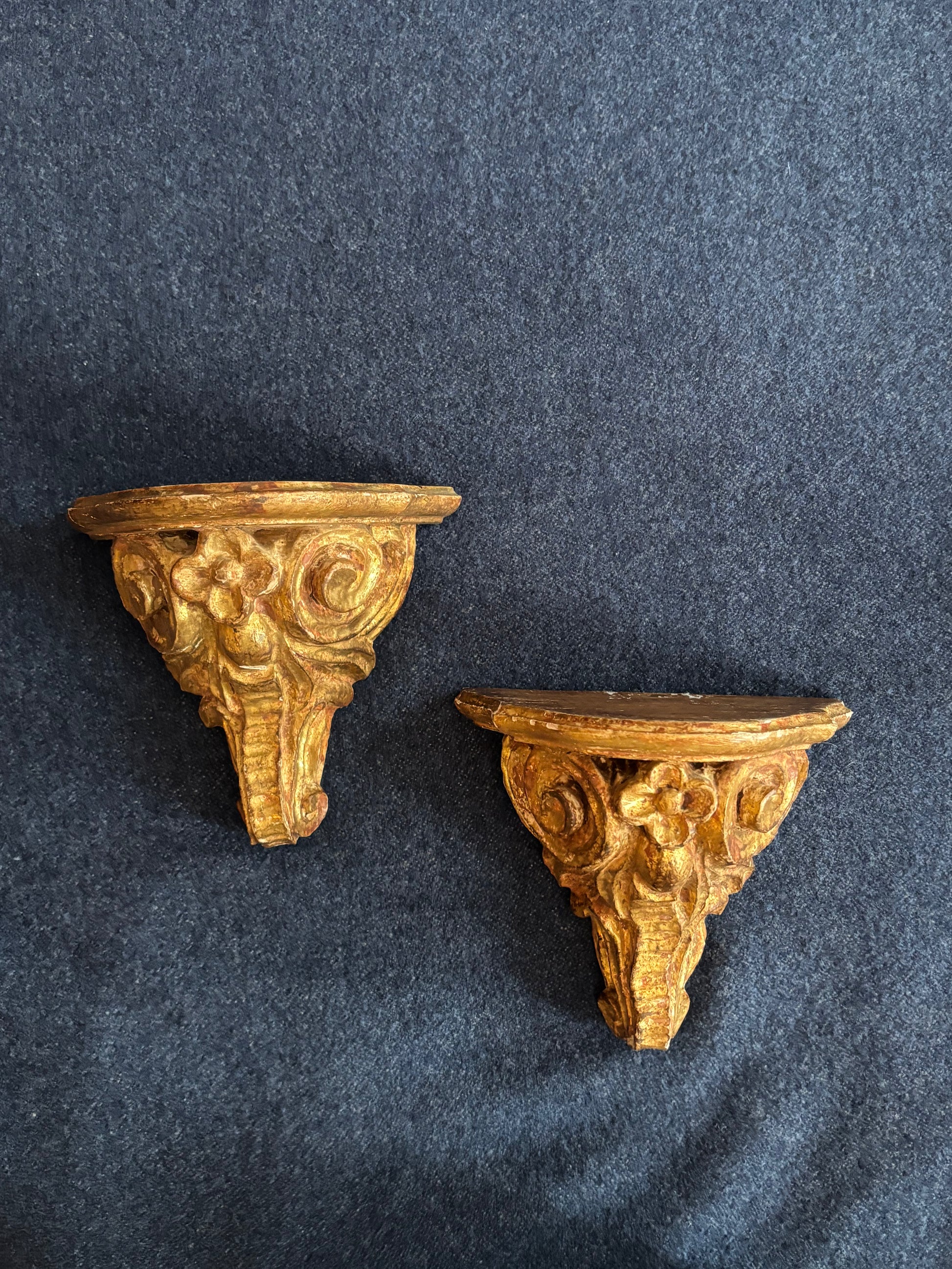 Paire de petites consoles en bois doré