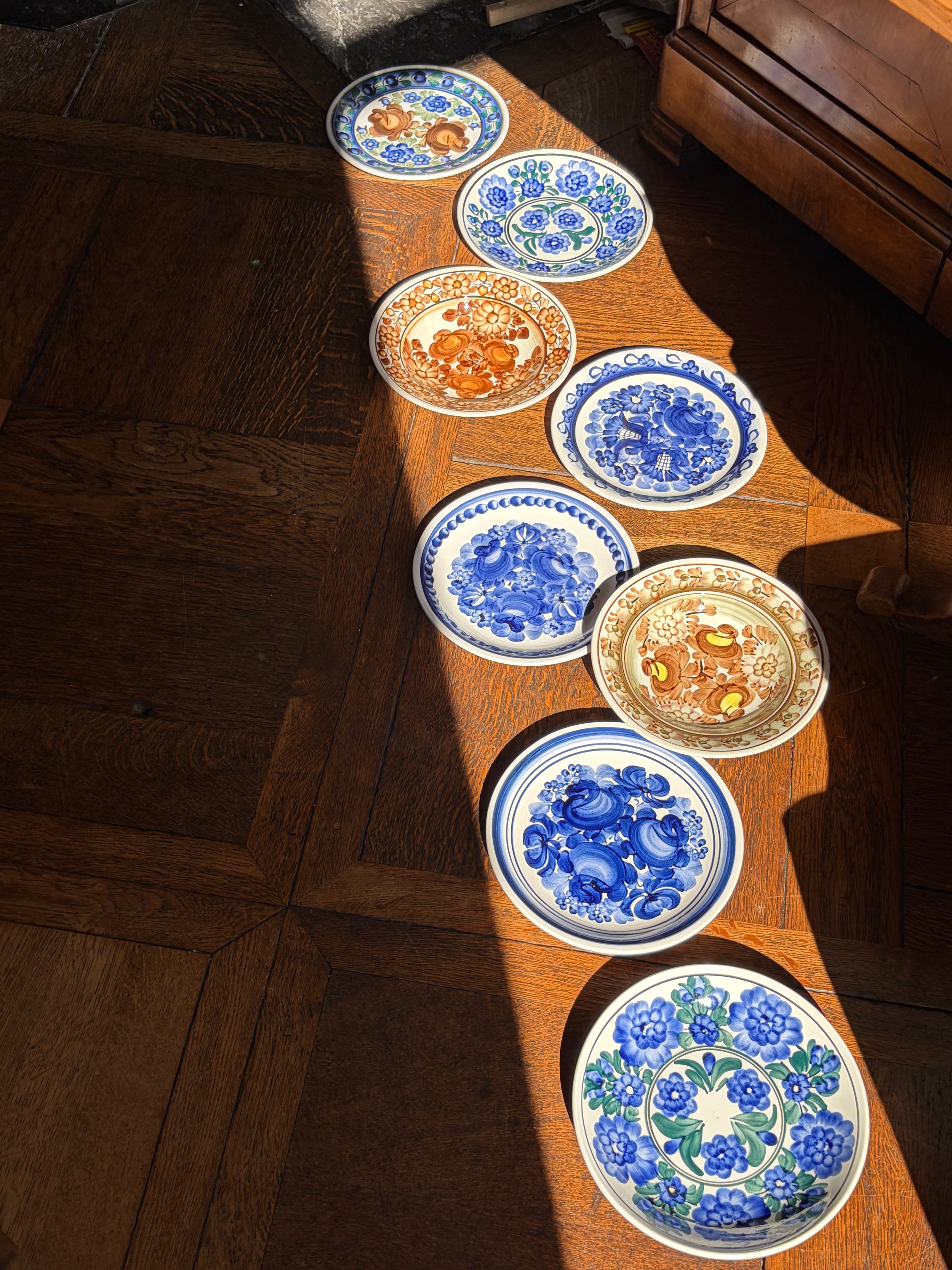 Assiettes peintes à la main