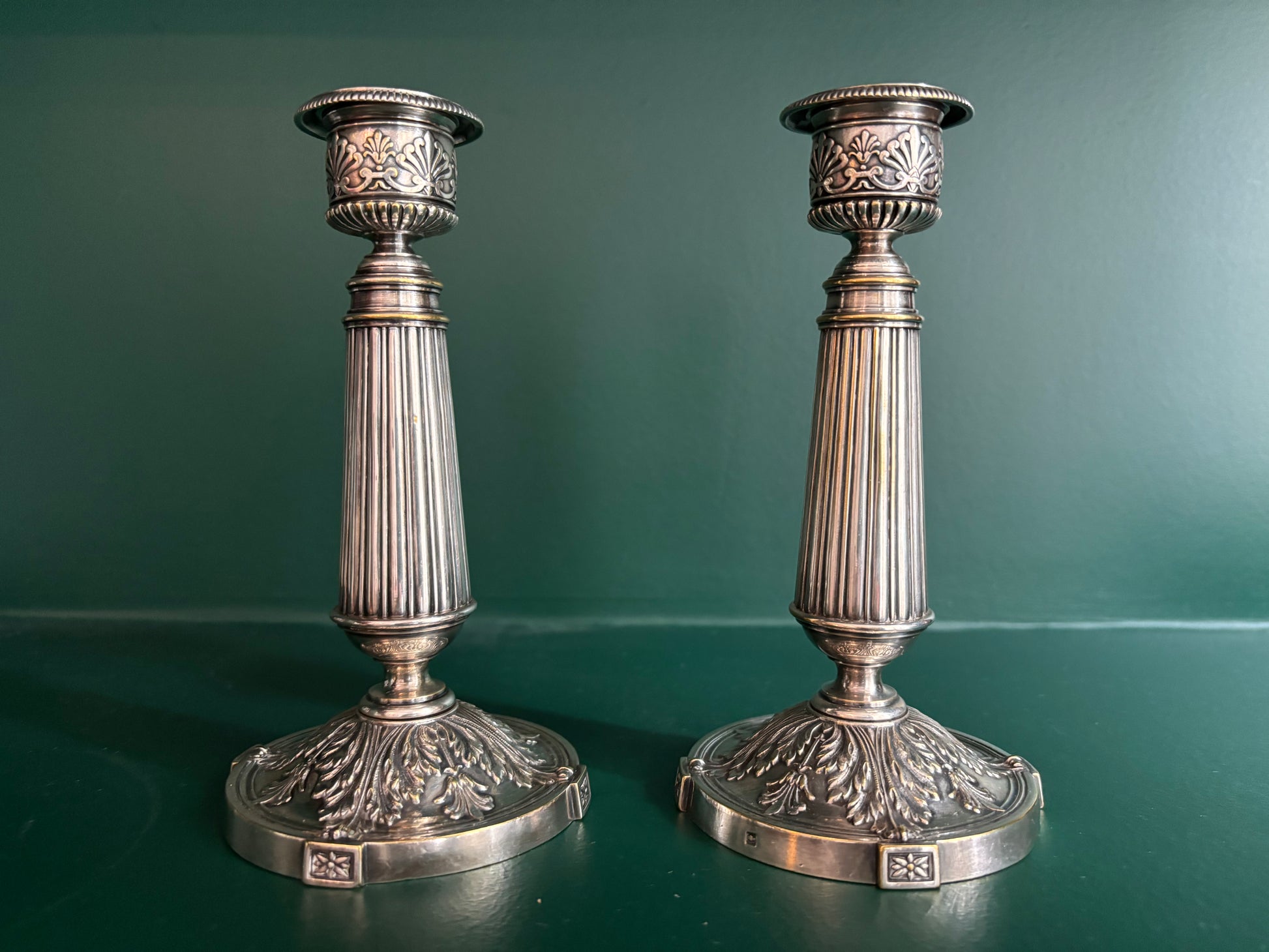 Paire de bougeoirs en métal argenté