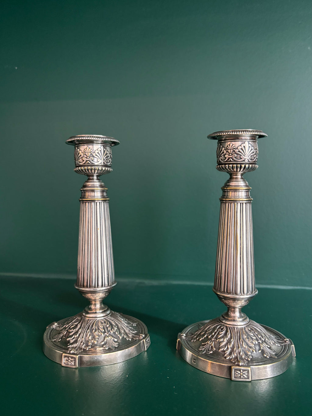 Paire de bougeoirs en métal argenté