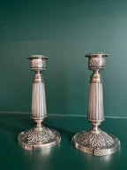 Paire de bougeoirs en métal argenté
