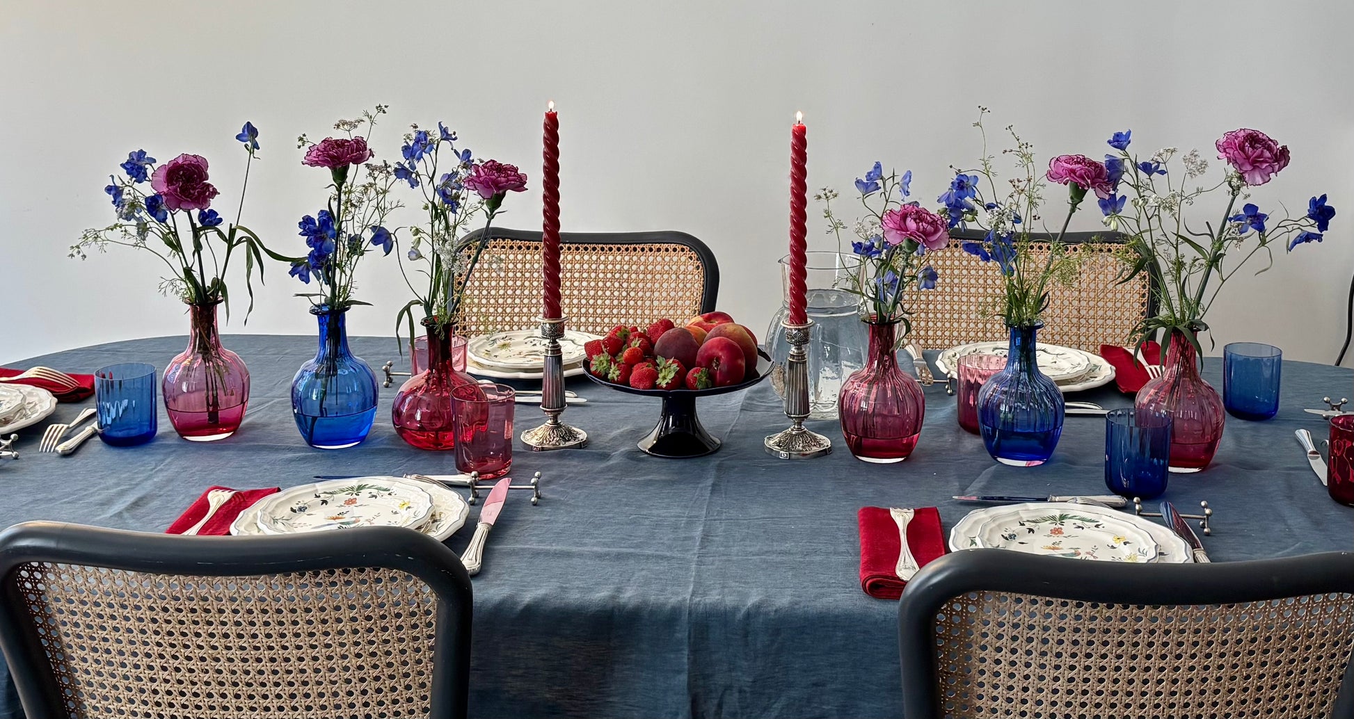 Sèvres, coupe sur piédouche en porcelaine