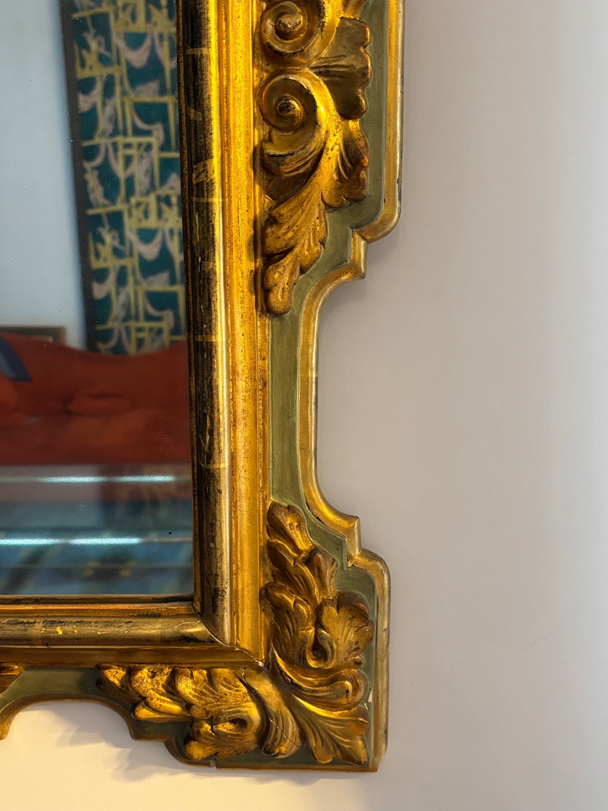 Miroir ancien, cadre doré et vert à motifs de feuillages