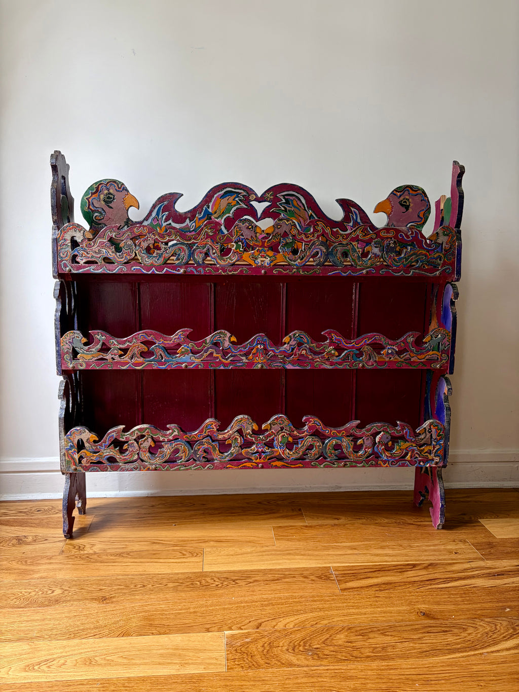 Etagère murale en bois peint