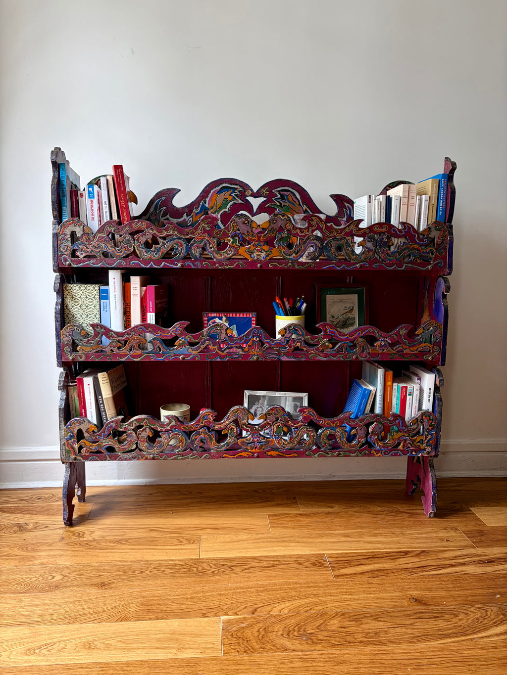 Etagère murale en bois peint