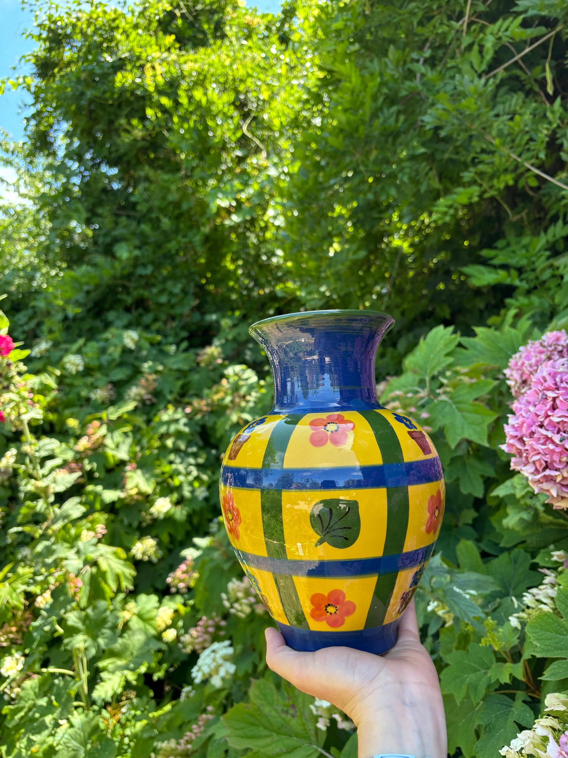 Vase en céramique à décor de fleurs