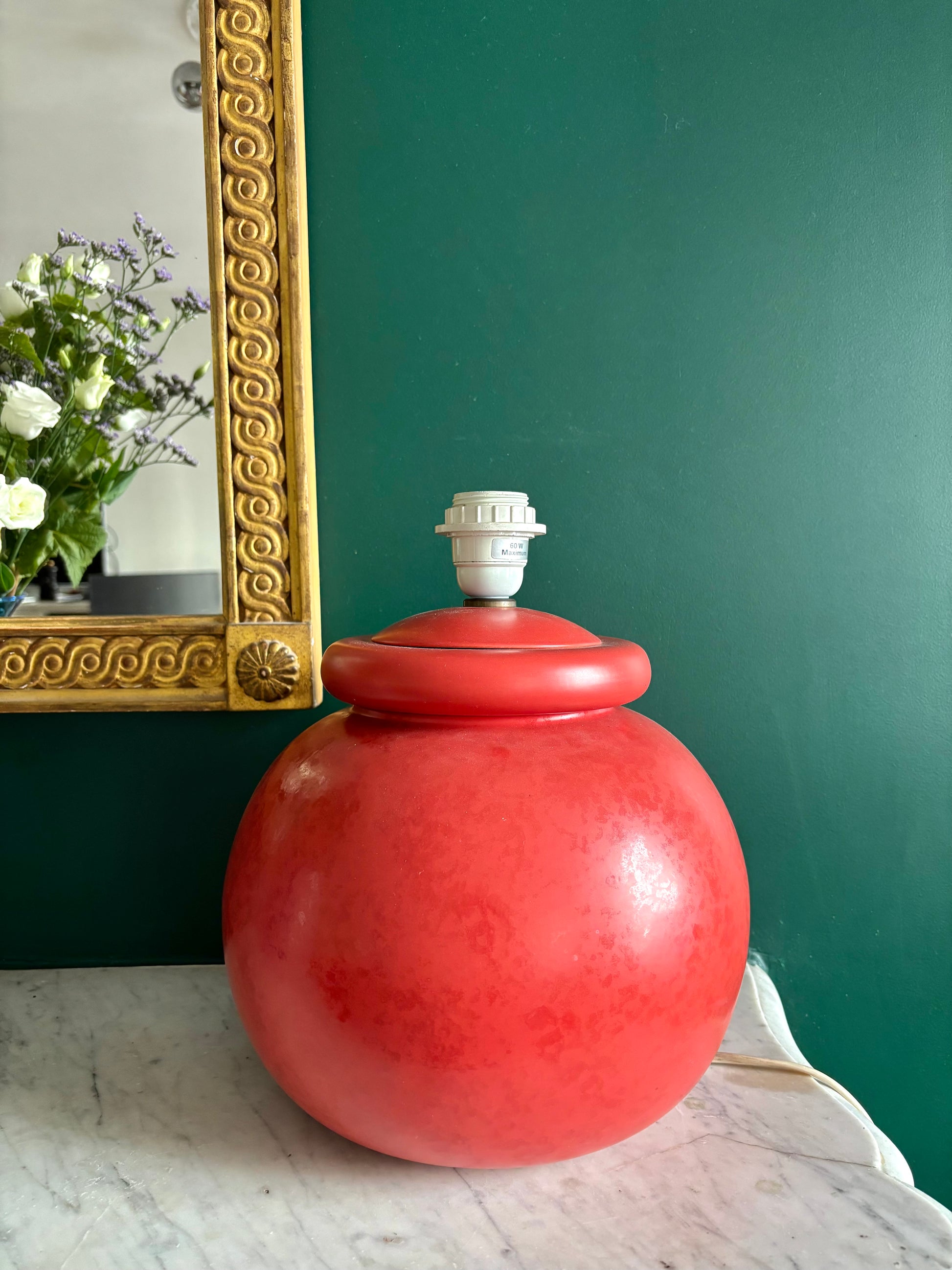 Kostka, Pied de lampe rouge