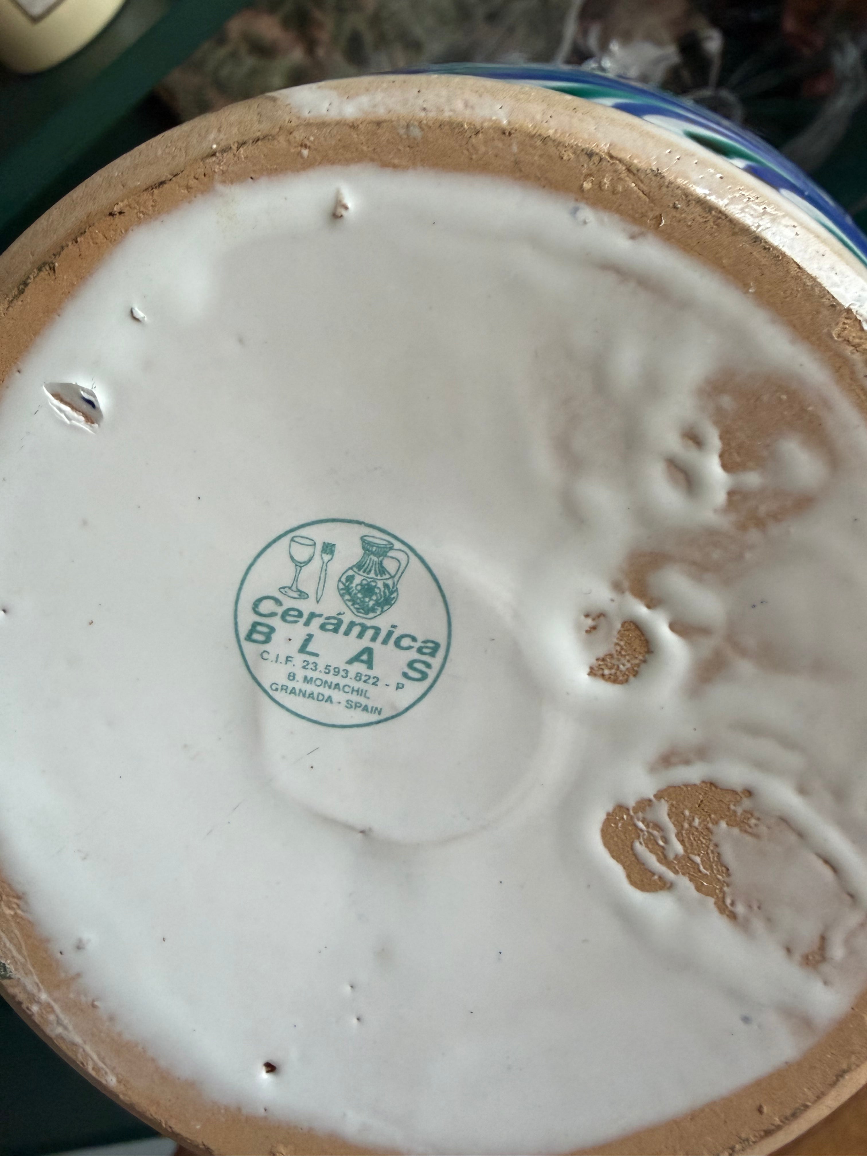 Grenade, pot à couvercle en faience
