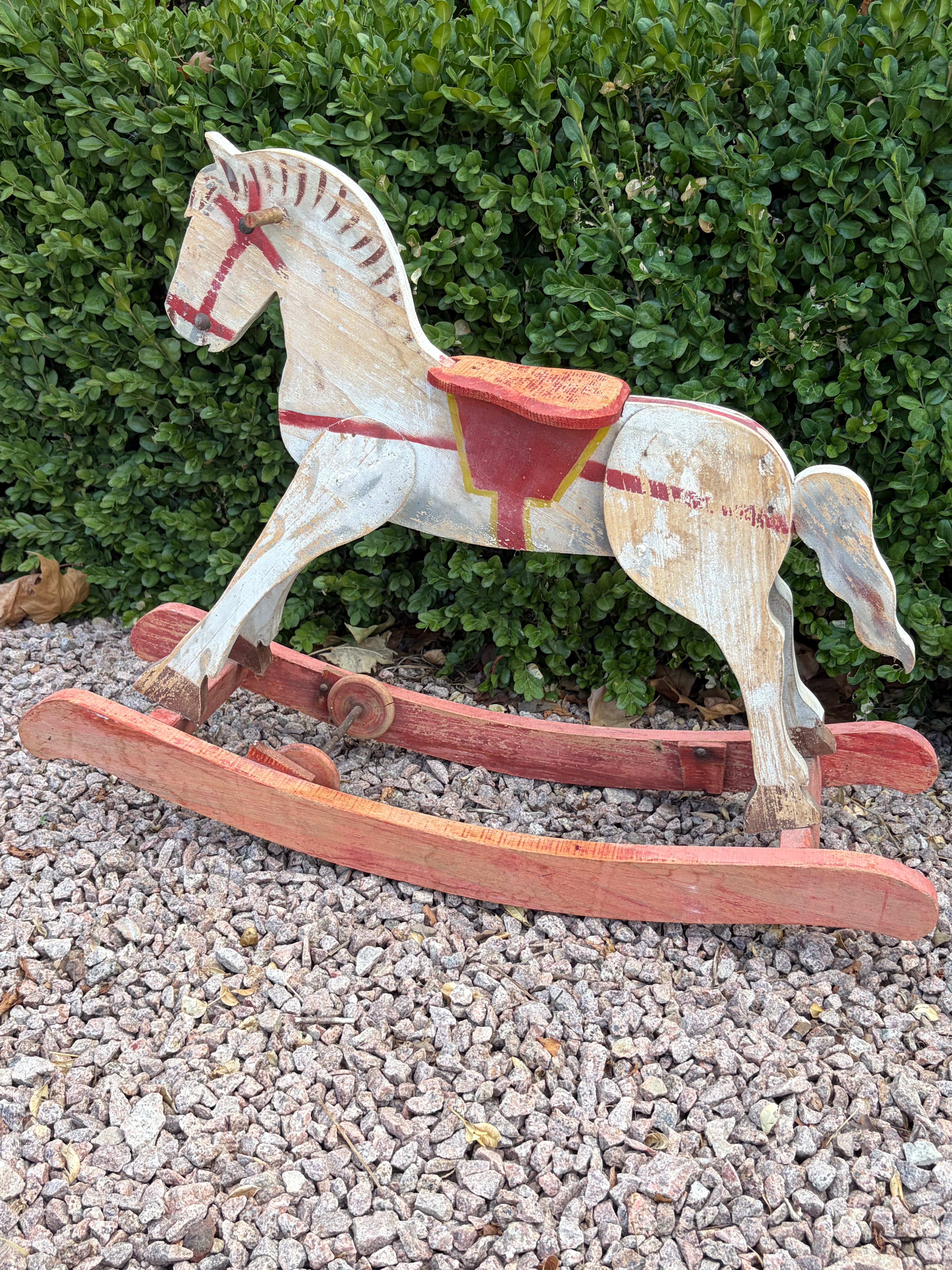 Cheval à bascule en bois