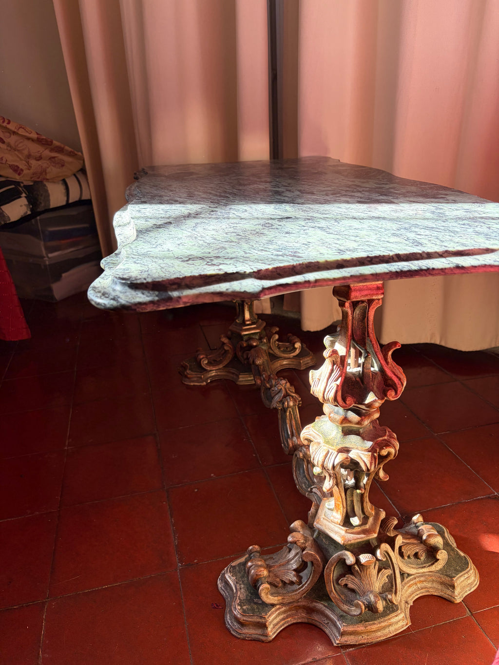 Table basse en bois sculpté et marbre