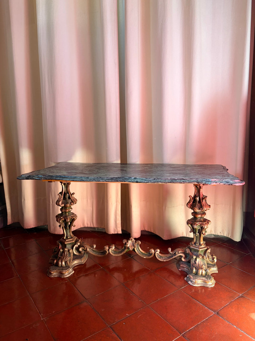 Table basse en bois sculpté et marbre