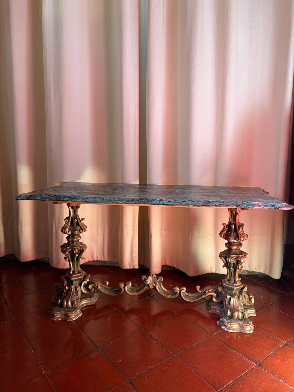 Table basse en bois sculpté et marbre