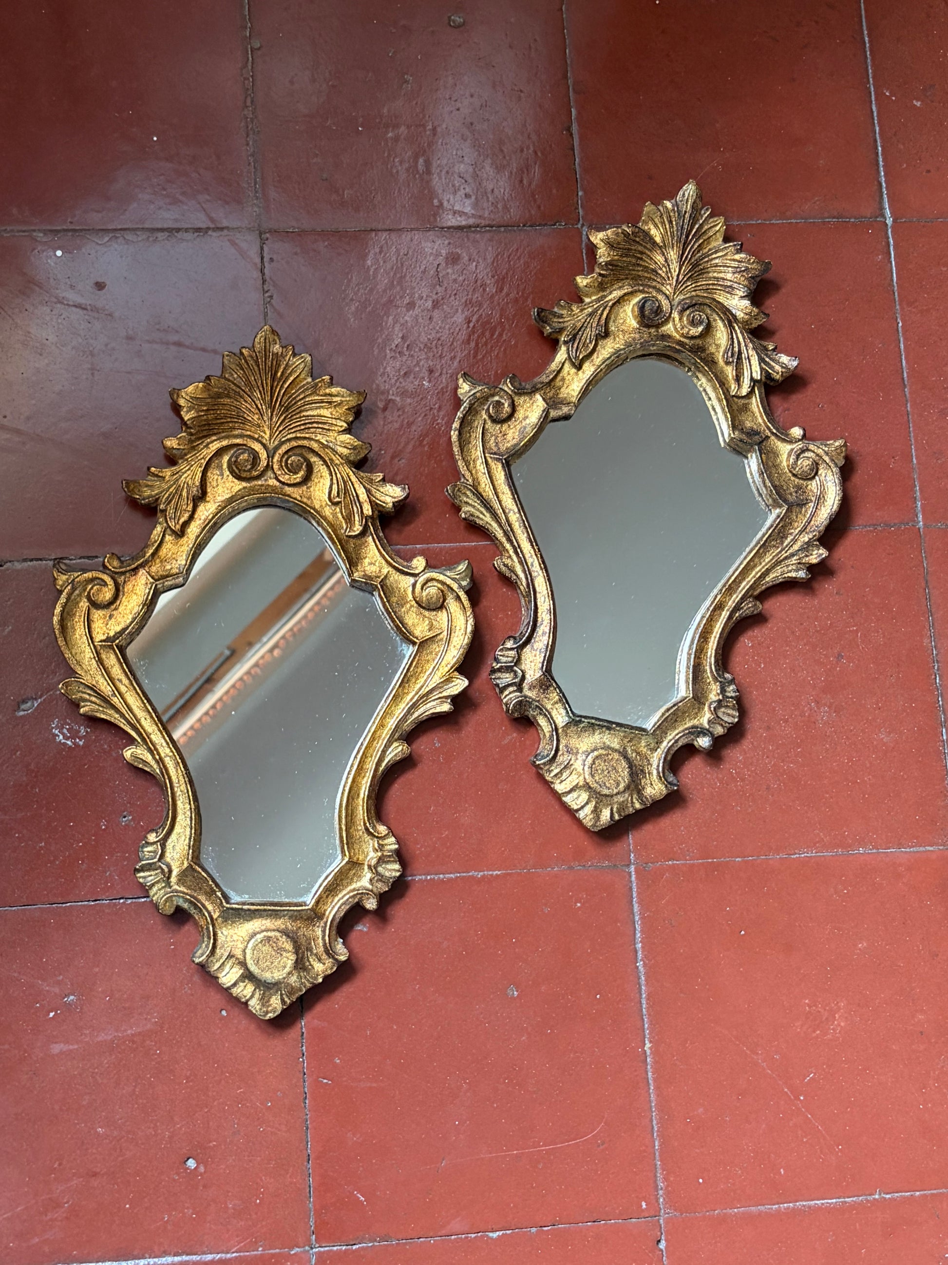 Deux petits miroirs dorés