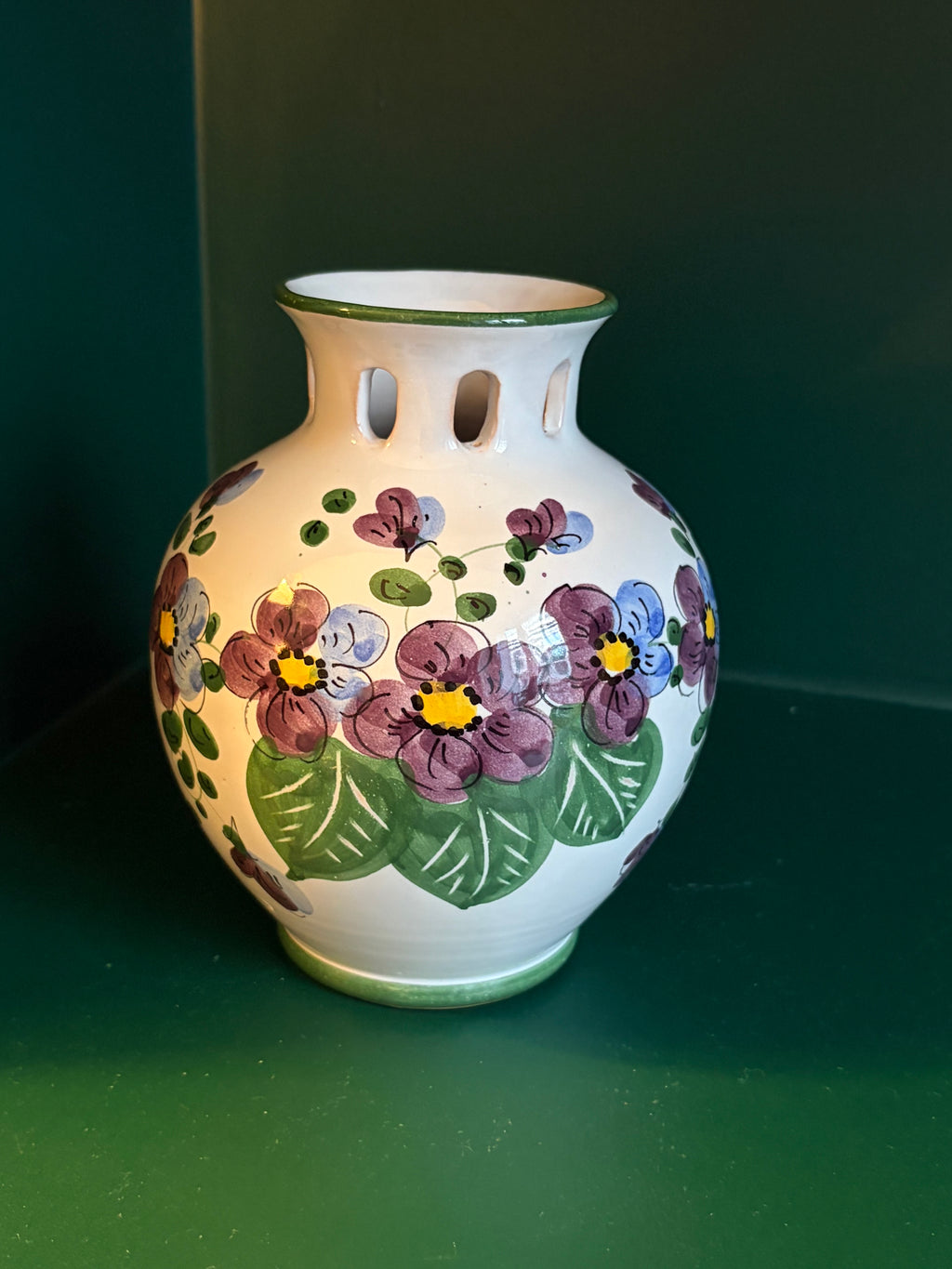 Petit vase peint à la main