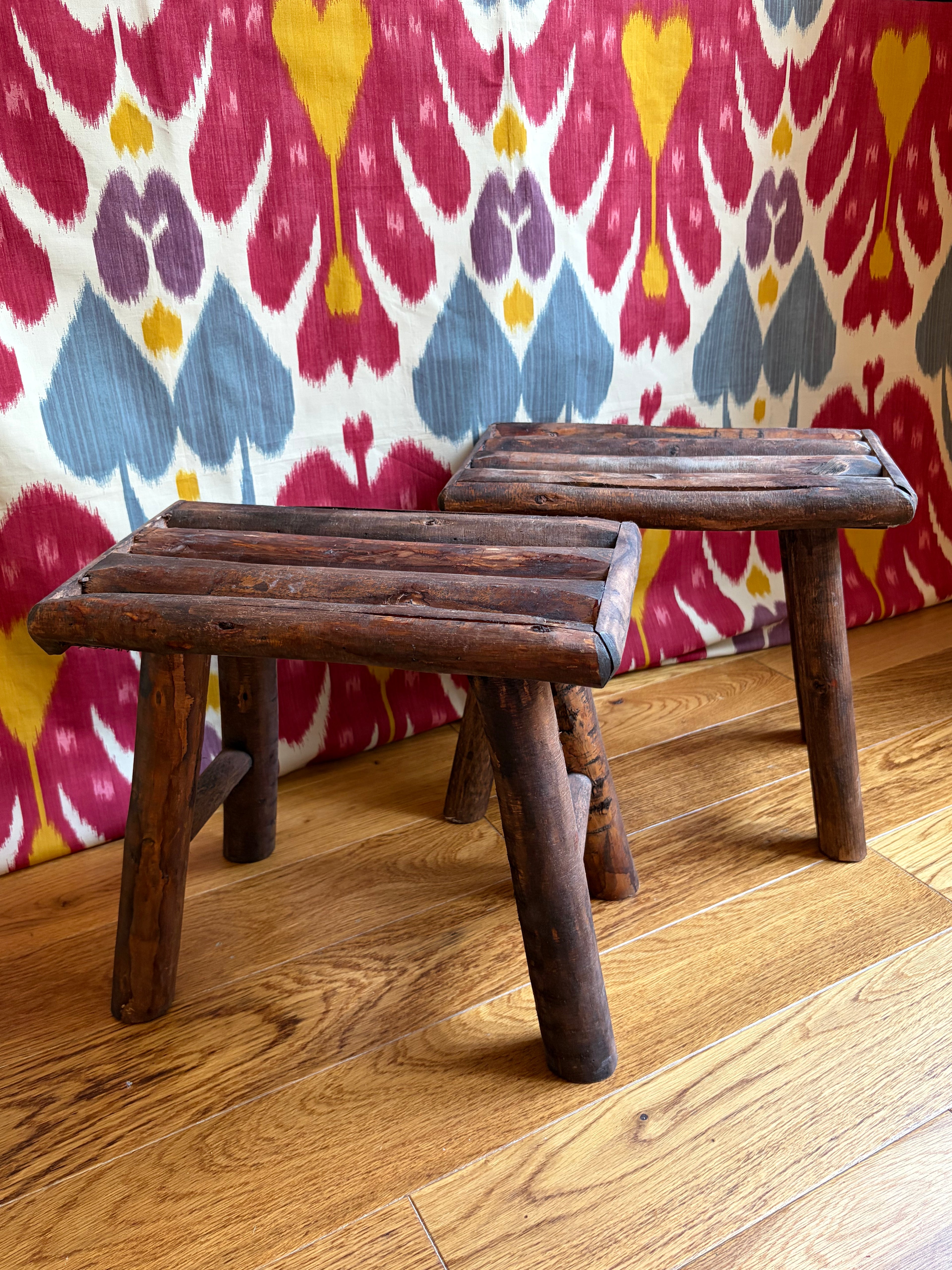 Paire de tabourets en bois brut