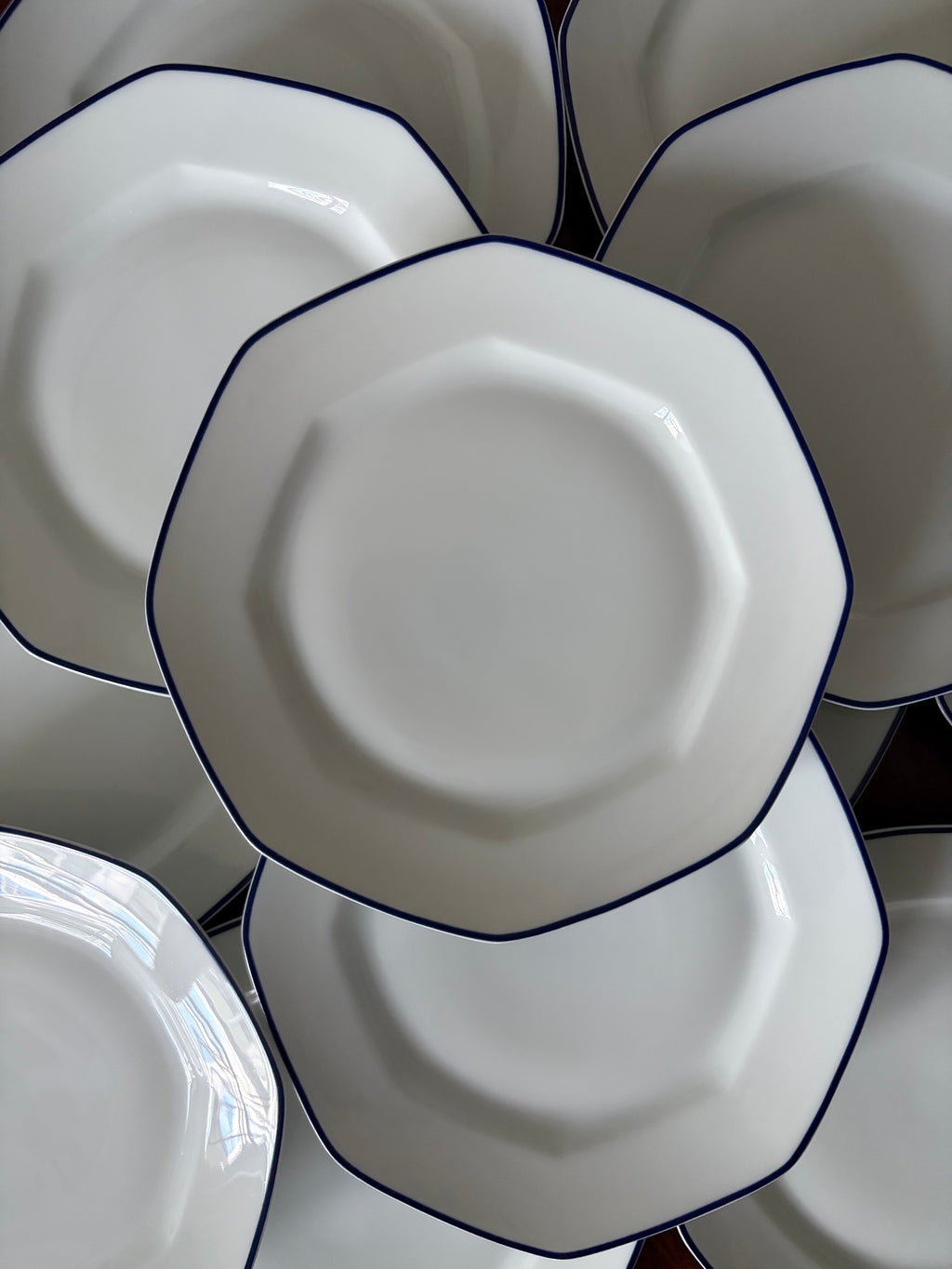 12 assiettes à dessert en porcelaine de Limoges